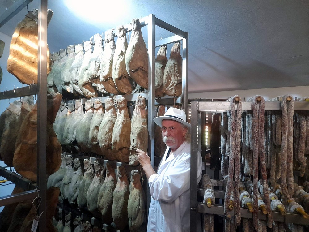 Bogatstvo pršutane iznad konobe - uvijek na buri (snimio Anđelo DAGOSTIN)