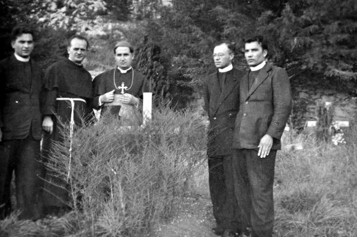 Biskup Dragutin Nežić sa suradnicima svećenicima u Lanišću 1951. na grobu Miroslava Bulešića