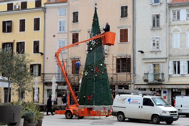 Na raznim će lokacijama biti postavljeni novi ukrasi (snimio Milivoj MIJOŠEK)