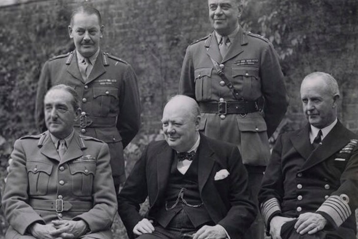 Britanski premijer Sir Winston Churchill sa svojim načelnicima Glavnog stožera: feldmaršal Sir Alan Brooke, admiral Sir Andrew Cunningham i (stoje) general-bojnik Sir Leslie Hollis i general Lord Hastings Ismay (Izvor: National Archives)