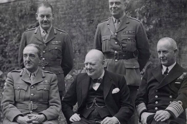 Britanski premijer Sir Winston Churchill sa svojim načelnicima Glavnog stožera: feldmaršal Sir Alan Brooke, admiral Sir Andrew Cunningham i (stoje) general-bojnik Sir Leslie Hollis i general Lord Hastings Ismay (Izvor: National Archives)