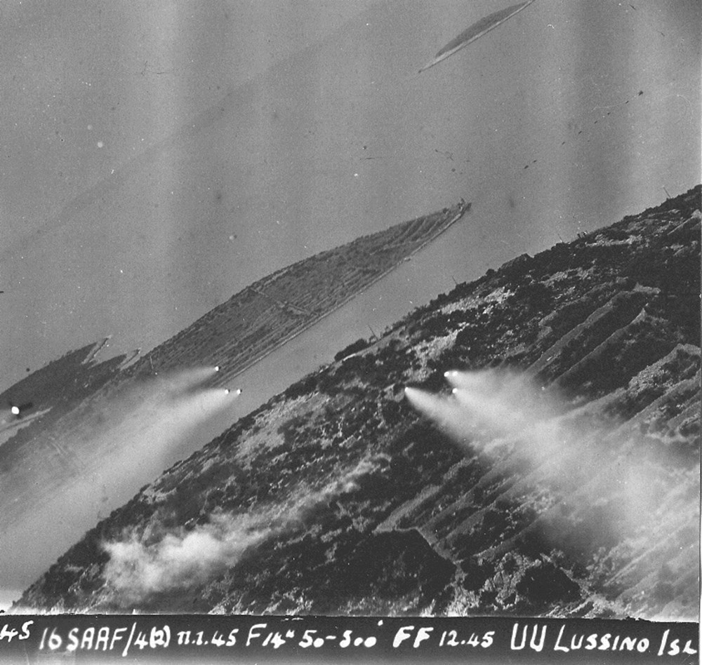 Zračni napad navođenim raketama na utvrđenje na brdu Tovar na Lošinju. Napad su izveli južnoafrički zrakoplovi tipa Bristol Beaufighter u sklopu britanskih snaga (Izvor: saafww2pilots)
