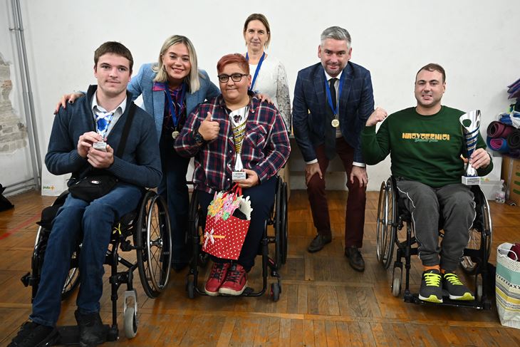 Nagrađeni atletičari AK Spektar s predstavnicima Grada Pule i Istarske županije (Snimio Danilo Memedović)