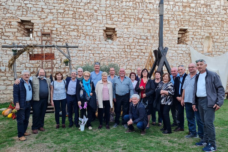 Nekadašnji učenici završnog razreda Osnovne škole "Foška Doblanović" iz Svetvinčenta