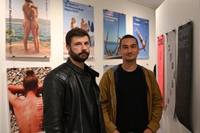 Mišo Komenda i Karlo Kazinoti uz svoje plakate u galeriji HUIU-a (Snimio Danilo Memedović)