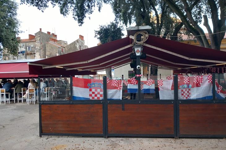 U pulskim kafićima (snimio Dejan ŠTIFANIĆ)