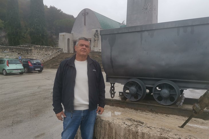 Rinaldo Racovaz na placi u Raši pored rudarskog vagoneta (Snimio Branko Biočić)