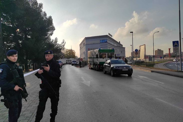 Prostor ispred poslovne zgrade u Šijani