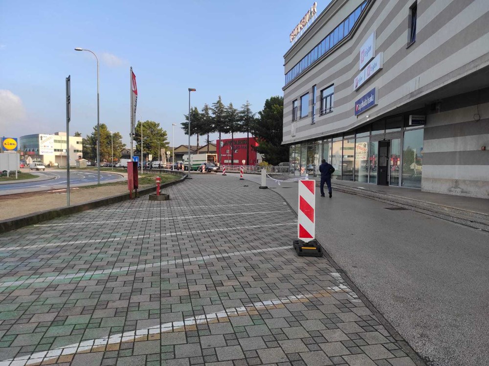 Prostor ispred poslovne zgrade u Šijani