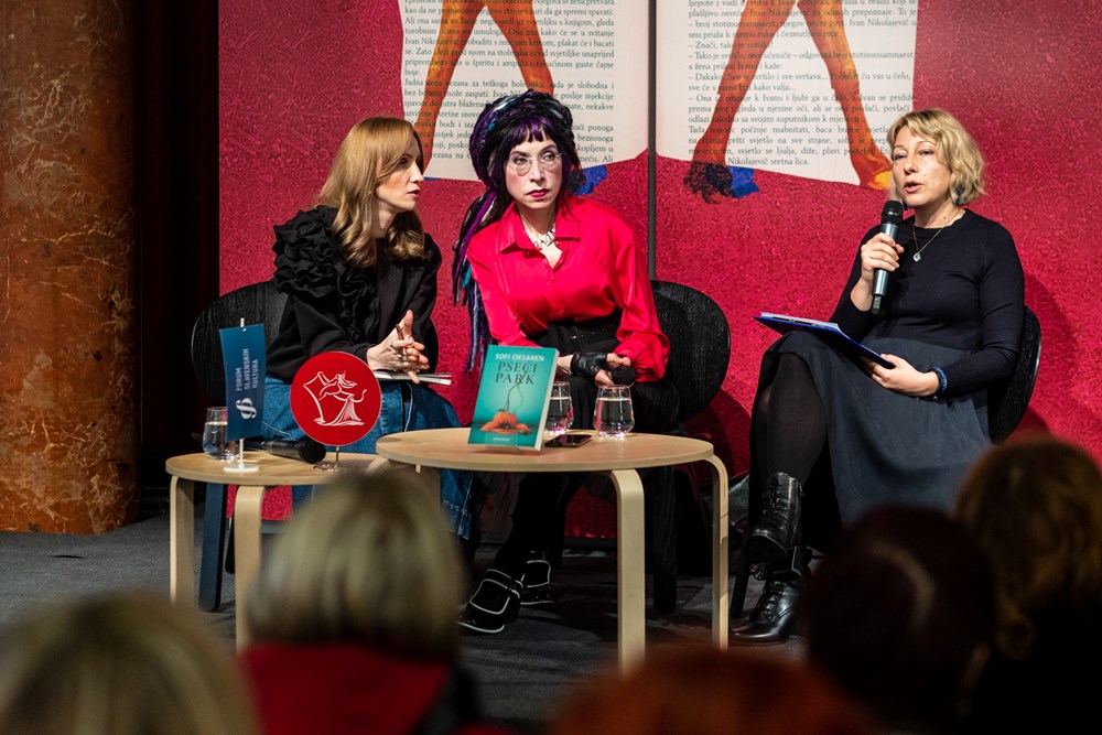 Sofi Oksanen s prevoditeljicom i s Ivanom Peruško (Foto Sa(n)jam knjige u Istri)