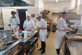 Učenici, budući kuhari, pripremali su jela (Snimio Branko Biočić)