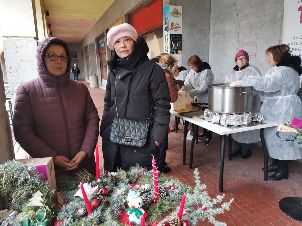 Udruga žena Mendula prikupljala je humanitarne priloge nudeći i adventske aranžmane (Snimio Branko Biočić)