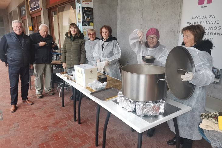 Porcije jote su na labinskom markatu dijelile članice udruge Liga protiv raka Labin, Udruge žena Mendula i SUH-a Podružnice Labin (Snimio Branko Biočić)