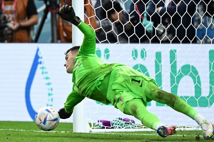 Dominik Livakovic brani jedanaesterac. (Foto: Tom Dubravec / CROPIX)