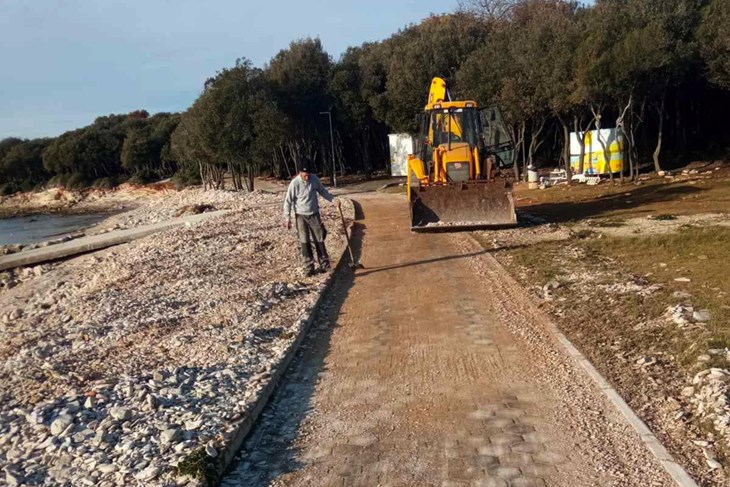 Contrada je angažirala bager svog djelatnika i za nedavno raščišćavanje šetnice kod Peroja