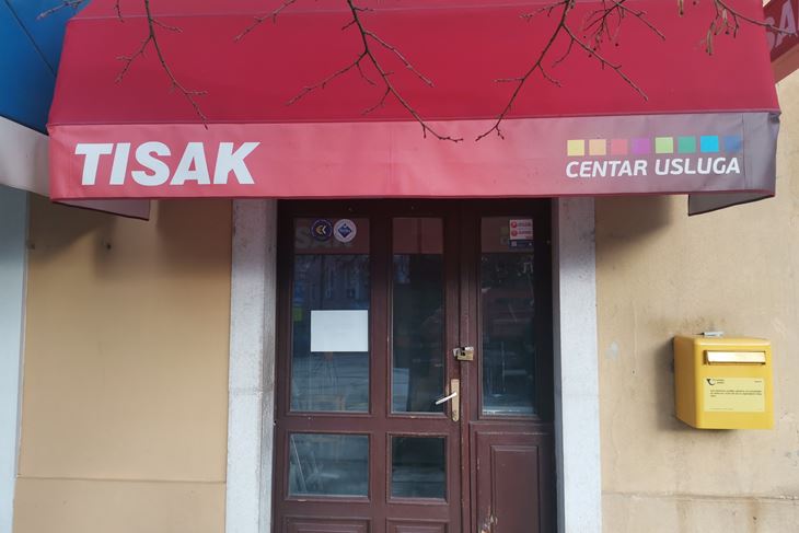 Zatvorena trgovina Tiska u starom Labinu