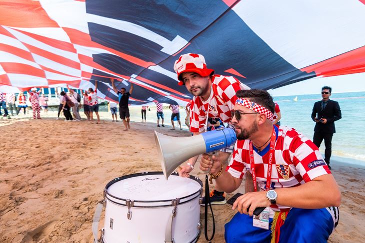Navijači u Dohi na plaži  (Foto Tom Dubravec Cropix)