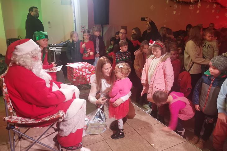 Djed Mraz dijelio je darove najmlađima (snimio Branko BIOČIĆ)