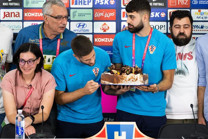  nakon zadnje konferencije u kampu, igraci su podijelili tortu s novinarima koji su pratili reprezentaciju u Dohi ( Foto: Tom Dubravec / CROPIX)