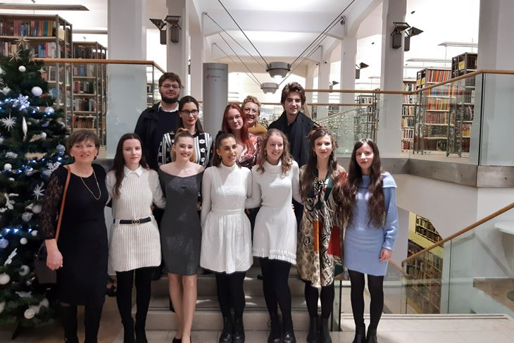 Studenti s profesorima  u knjižnici (Snimila Vanesa Begić)