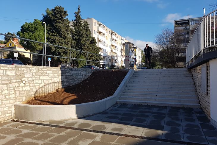 Obnovljene stepenice i plato na tržnici na Verudi (snimila Mirjana Vermezović Ivanović)