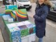 Predsjednica Udruge cerbralaca prodaje njihove kalendare  (Snimila Lara Bagar)