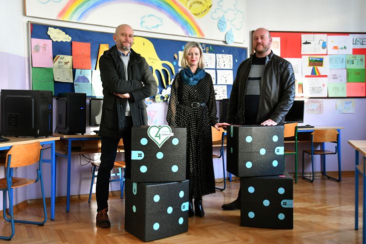 Direktor Calucema Mihajlo Mirković i Iva Bilić Zuban iz Odjela komunikacija te ravnatelj OŠ Stoja Zoran Bjelopetrović