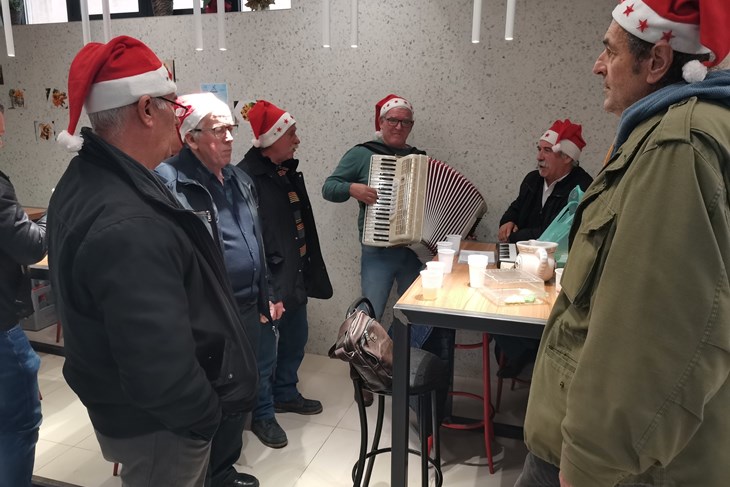 Klapa Labin na tržnici (Snimio Branko Biočić)