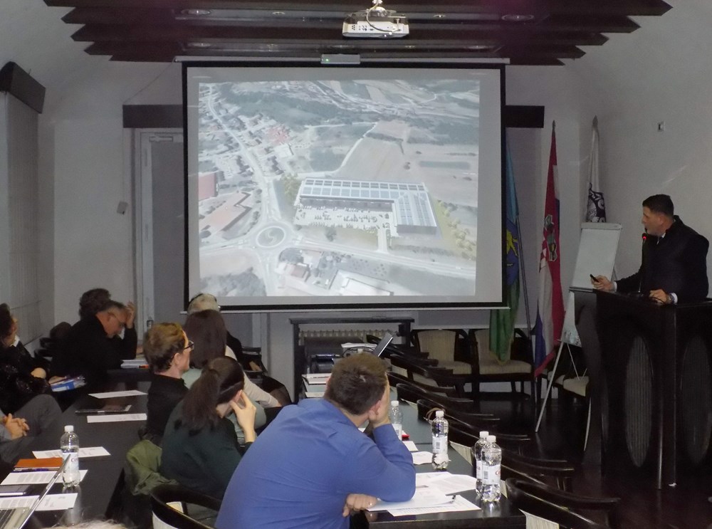 Novi trgovački centar kod osnovne škole (snimila Godrana ČALIĆ ŠVERKO)