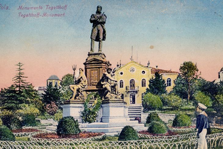 Na vrhu Monte Zara nalazio se c. i kr. Hidrografski zavod sa zvjezdarnicom, a u parku ispred njega uzdizao se spomenik posvećen admiralu Tegetthoffu  Izvor: David Orlović