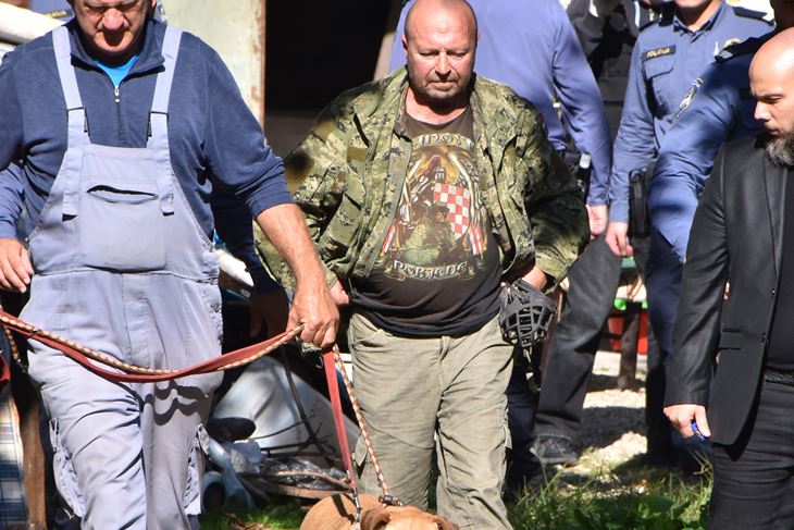 Deložacija Nevena Pavića jednog od stanara bunkera na Punti (Snimio Duško Marušić Čiči)