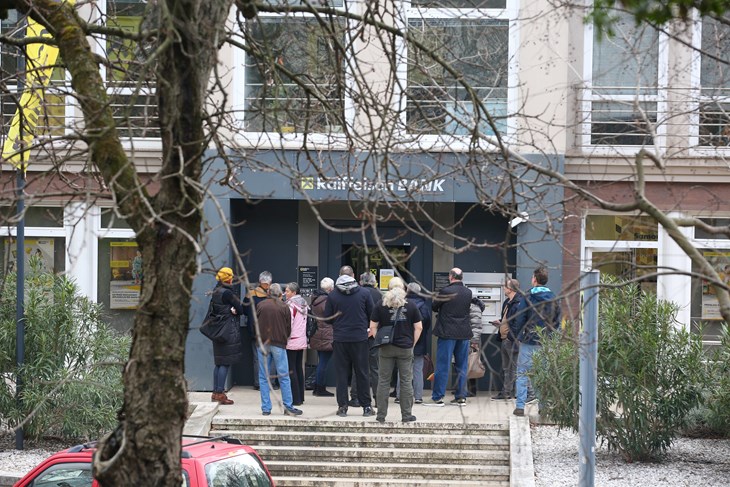 Na fotografiji iz Pule gužva ispred poslovnice RBA (Foto Goran Šebelić /Cropix)