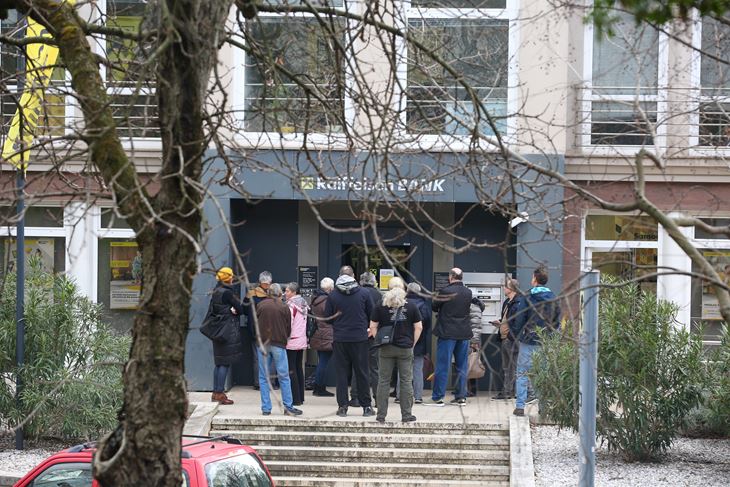 Na fotografiji iz Pule gužva ispred poslovnice RBA (Foto Goran Šebelić /Cropix)