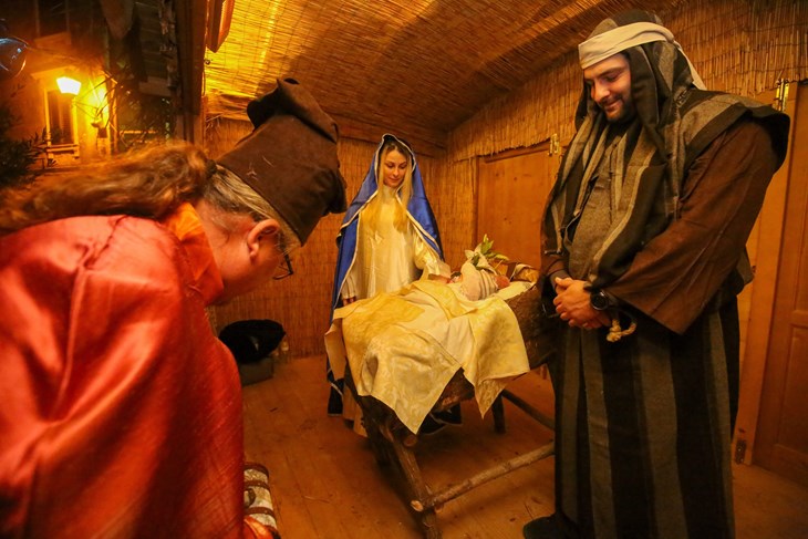 Marija, Josip i mali Isus (Barbara, Aleksandar i mala Valentina) primaju čestitare, u Svetom Lovreču 26. prosinca (Cropix)