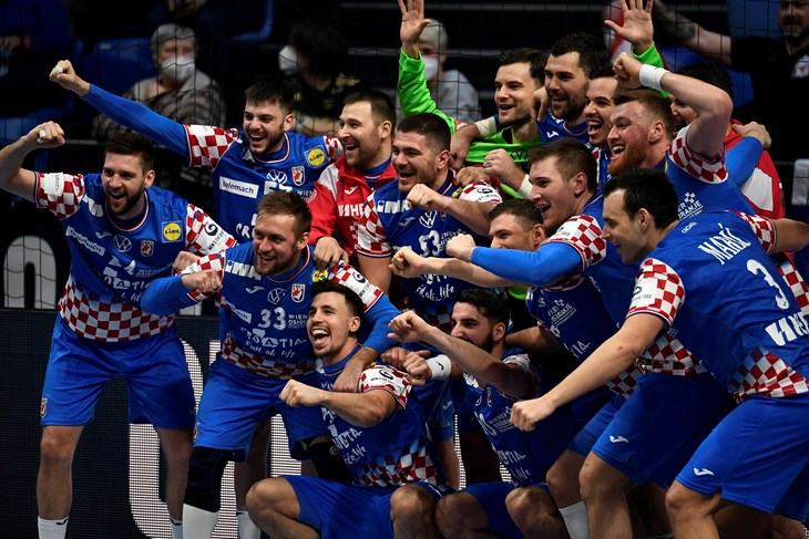 NAVIKLI NAS NA USPJEHE - Hrvatski rukometaši (foto: Ante ČIZMIĆ / CROPIX)