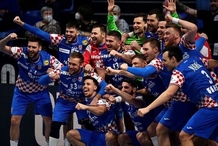 NAVIKLI NAS NA USPJEHE - Hrvatski rukometaši (foto: Ante ČIZMIĆ / CROPIX)