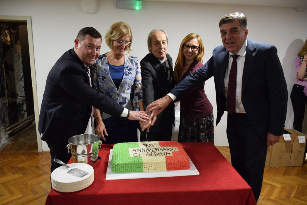 Rezanje rođendanske torte, Tulio Demetlika, Furio Radin, Marin Corva, Daniela Mohorović i Jesica Aquavita