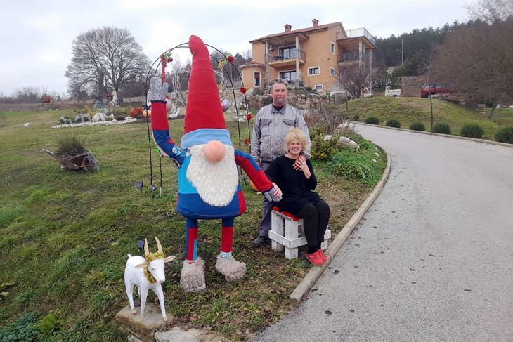 Obitelj Rigo ispred svoje kuće koja je još ljepša noću (Snimio Anđelo Dagostin)