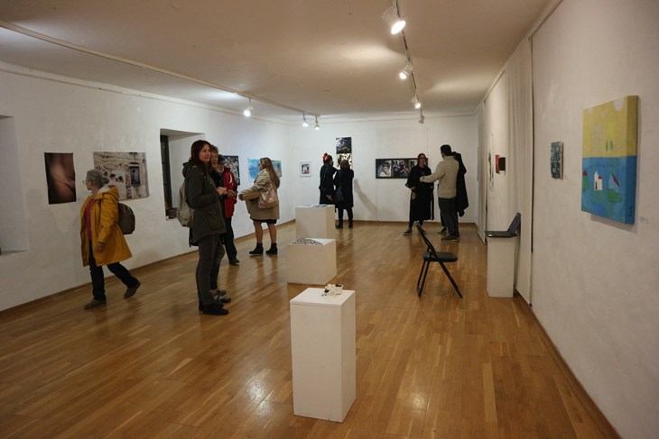 Svi prostori galerije ispunjeni su radovima na temu - memorije (Snimio Luka Jelavić)