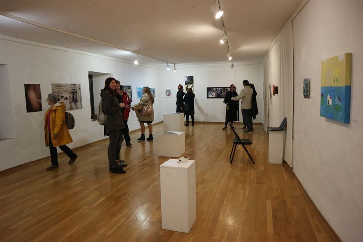 Svi prostori galerije ispunjeni su radovima na temu - memorije (Snimio Luka Jelavić)