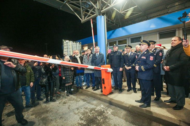 Podizanje rampe na graničnom prijelazu Plovanija (Foto: Goran Šebelić / CROPIX