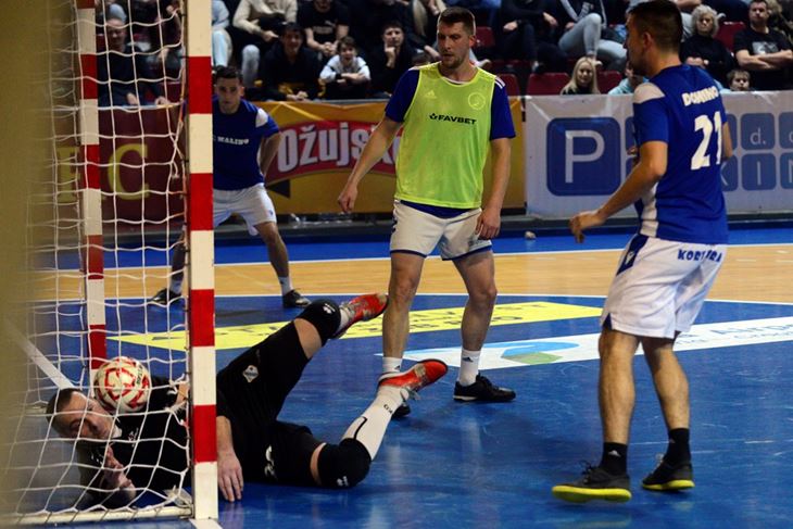 POGODAK VRIJEDAN NASLOVA - Roberto Funčić završio je u mreži skupa s loptom nakon udarca Edija Ljubasa