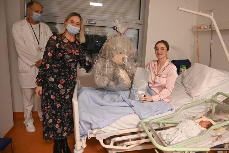 Malu Noyu i njenu majku Teutu obišla je zamjenica gradonačelnika Ivona Močenić te im poklonila ček na iznos od 2.023 kune (Snimio Danilo Memedović)