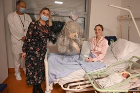 Malu Noyu i njenu majku Teutu obišla je zamjenica gradonačelnika Ivona Močenić te im poklonila ček na iznos od 2.023 kune (Snimio Danilo Memedović)