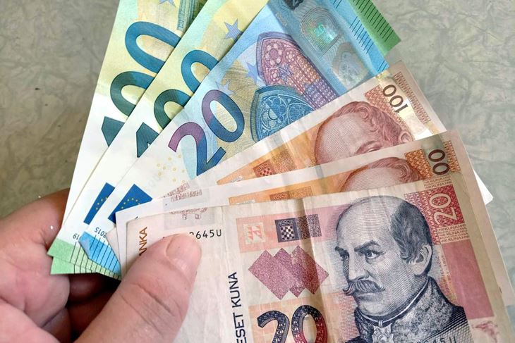Troše se preostale kune i spremaju euri (Snimila Tea Tidić)