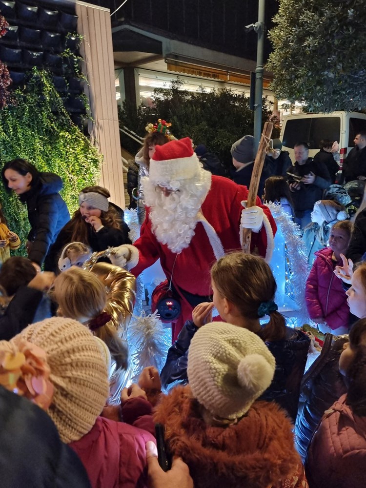 Nezaobilazni Djedica donio je poklone za najmlađe