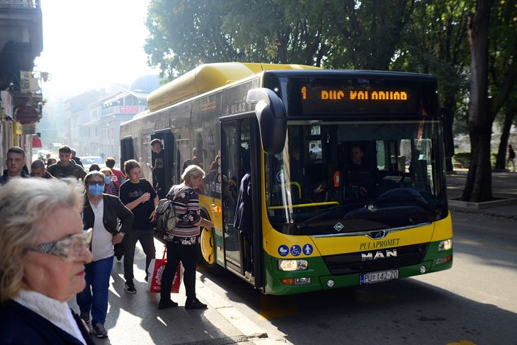 Pulaprometov autobus  (snimio Dejan ŠTIFANIĆ)
