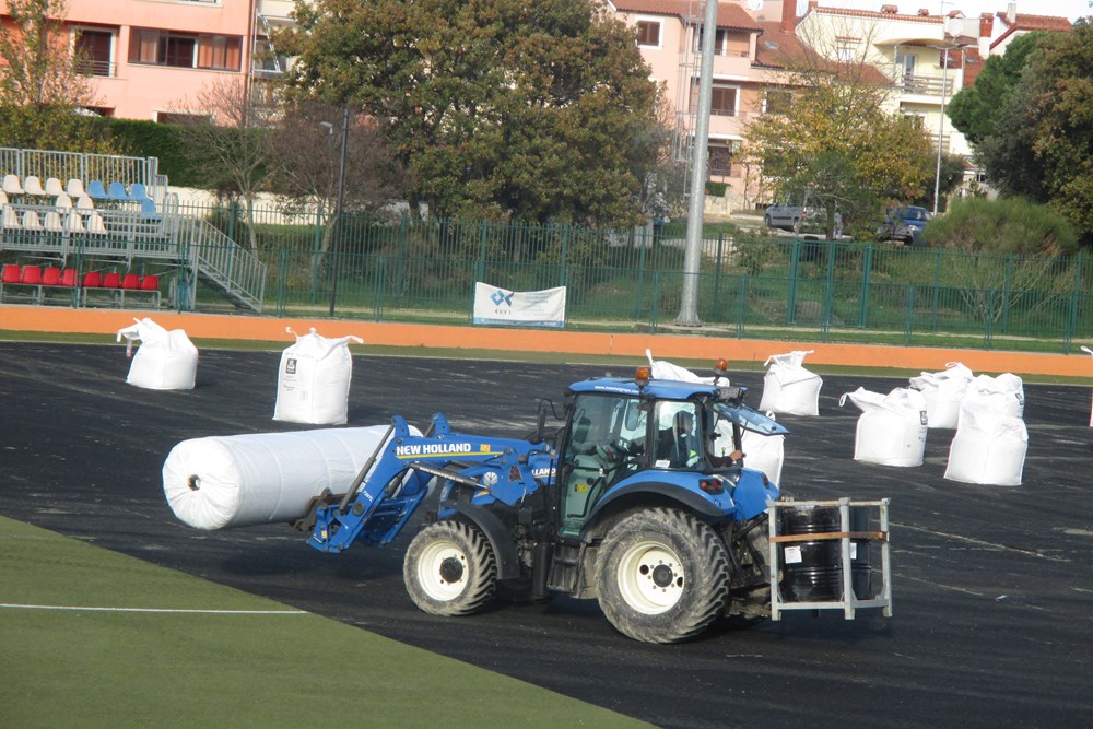 Na 2. nogometnom terenu Valbruna Sporta u Rovinju postavljen je novi sloj umjetne trave (Snimio Ivica Radetić)