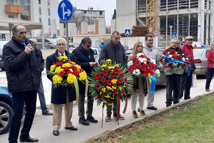 Današnje polaganje vijenaca (snimila Lara BAGAR)