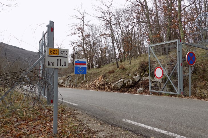 Rampa podignuta, ali žica je i dalje na graničnoj crti  (Snimila Gordana Čalić Šverko)